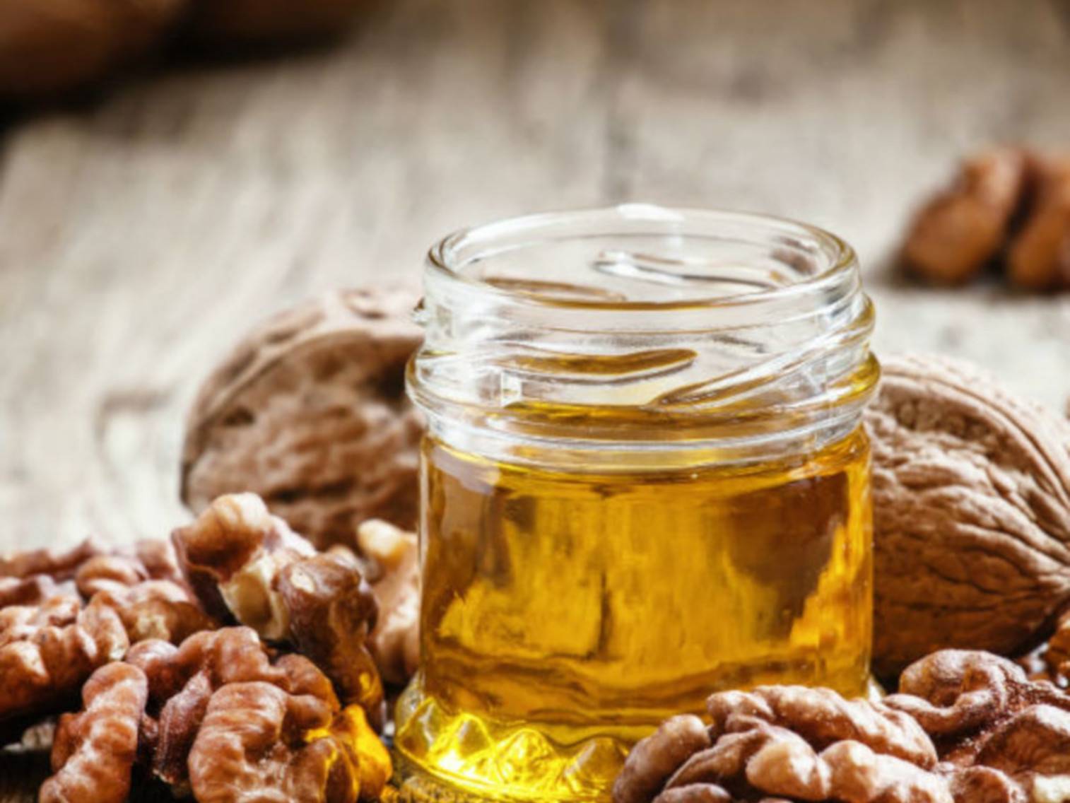 Как применяют масло грецкого ореха для волос, лица и тела, польза и вред