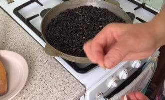 Как пожарить семечки на сковороде