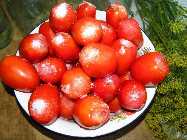 Заготовки из красных помидоров с добавлением сладкого перца и моркови