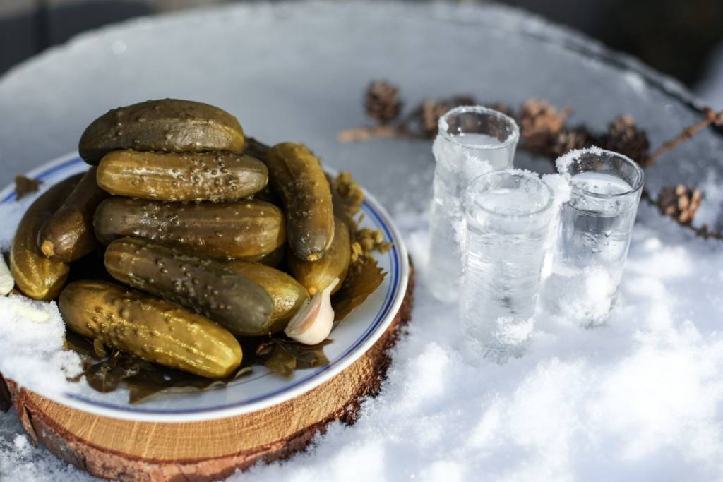 Огурцы с водкой на зиму — 5 хрустящих рецепта