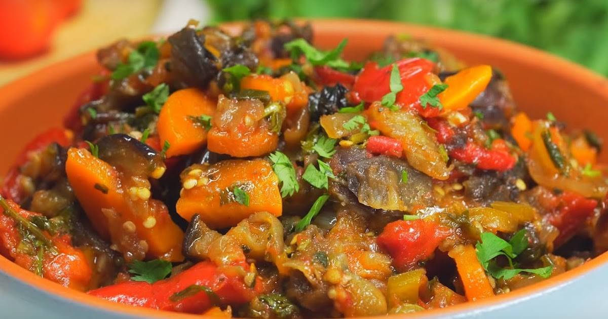 Рагу из овощей с баклажанами перцем и помидорами на сковороде, рецепт с фото