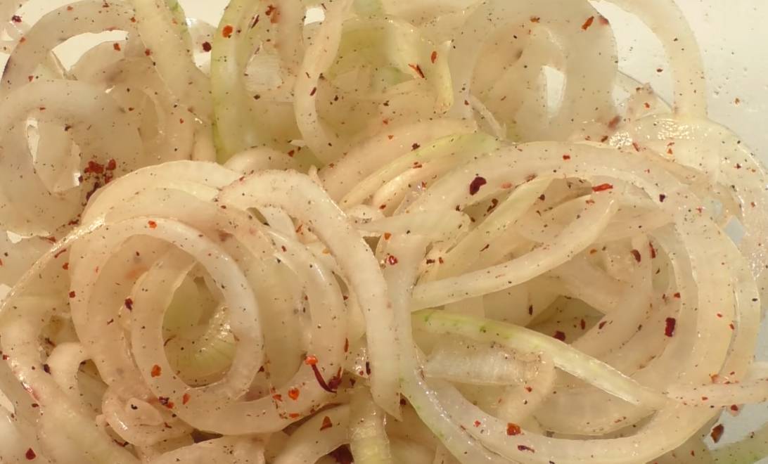 Быстрый маринованный лук в уксусе - рецепты для салатов или к мясу