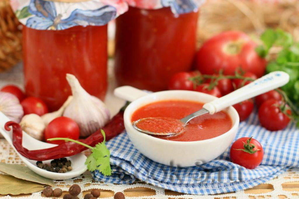 7 вкусных рецептов домашнего кетчупа: с перцем, сливами, яблоками и даже с огурчиками!