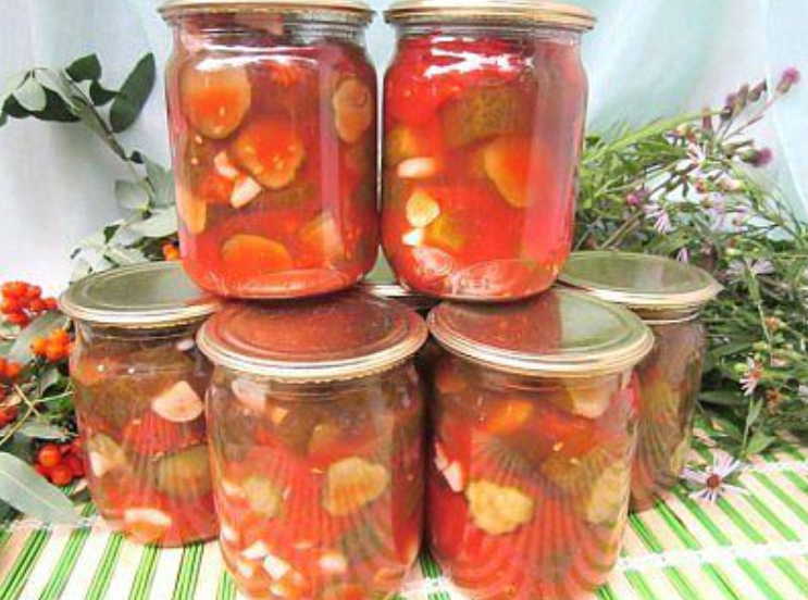 Огурцы с томатным соусом и аджикой