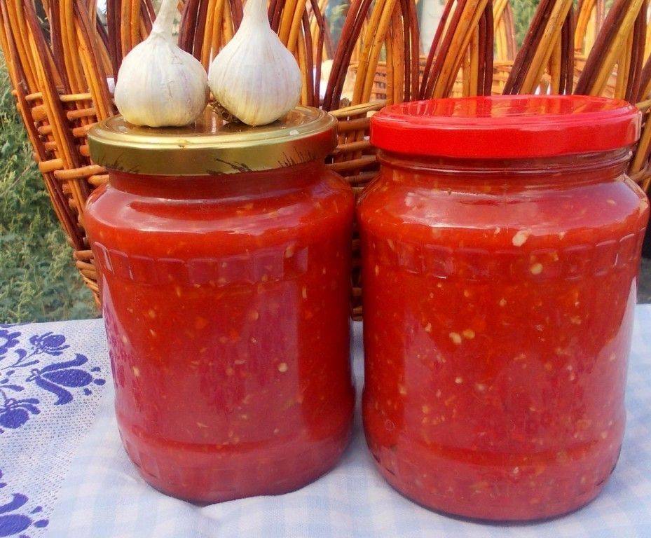 Аджика из помидор и чеснока - 5 классических рецептов на зиму