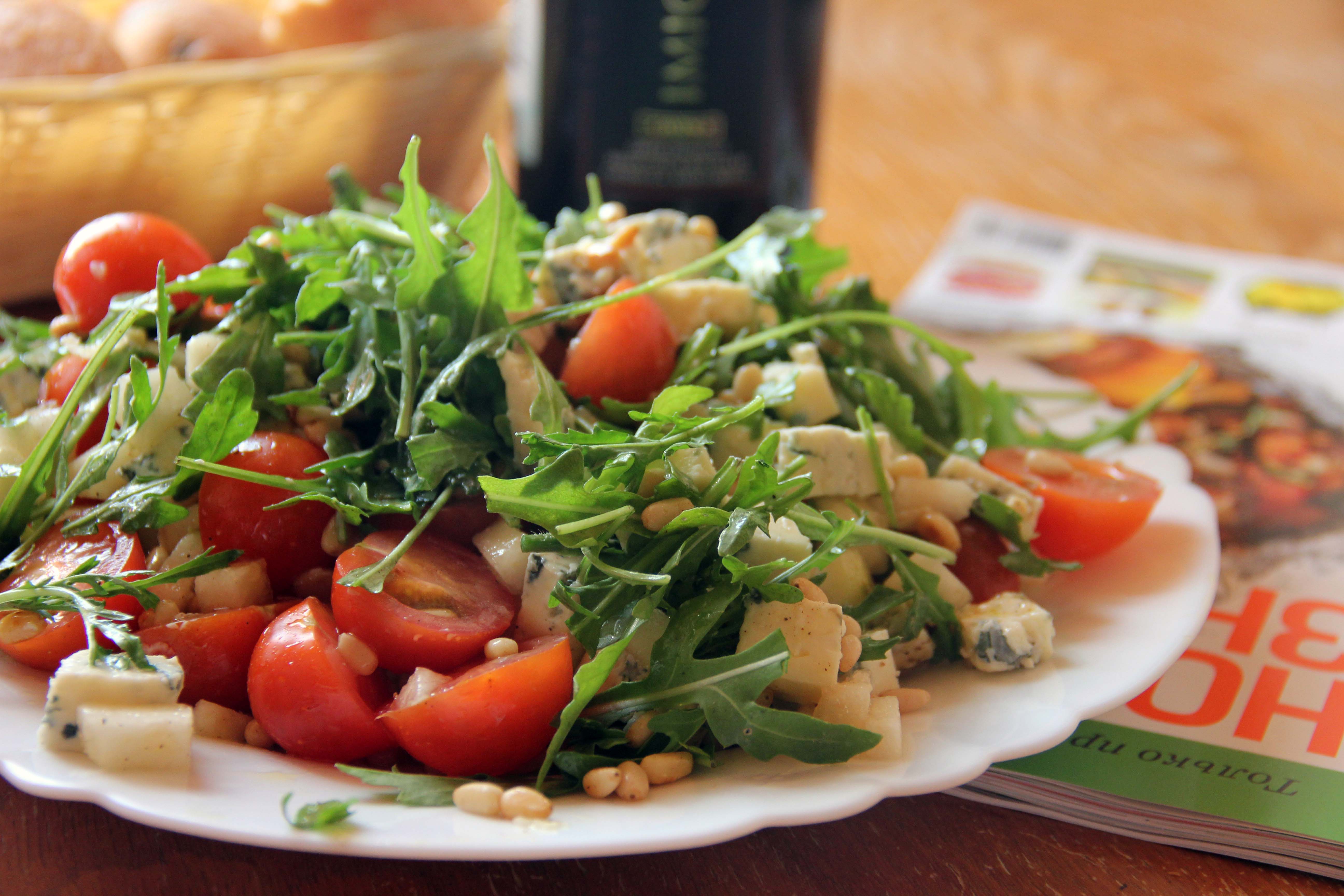 Салат с рукколой и помидорами. 12 вкусных вариантов простого и полезного салата