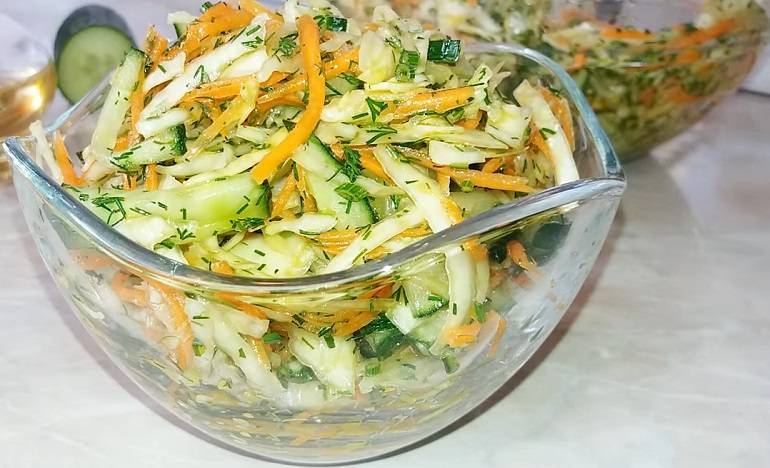 Рецепт капусты со свежими огурцами. Салат с капустой. Салат капуста морковь огурец. Салат из капусты с морковью и огурцом. Салат из свежей капусты и моркови и огурца.