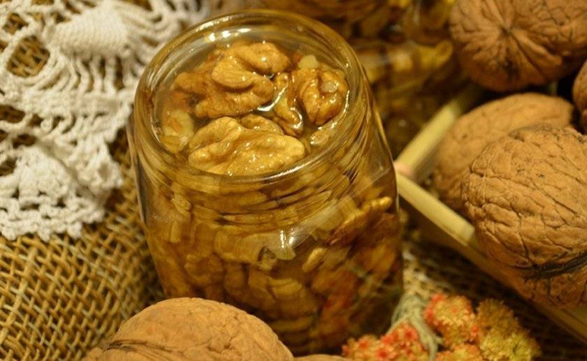 Грецкие орехи в меду в банке: рецепт на зиму