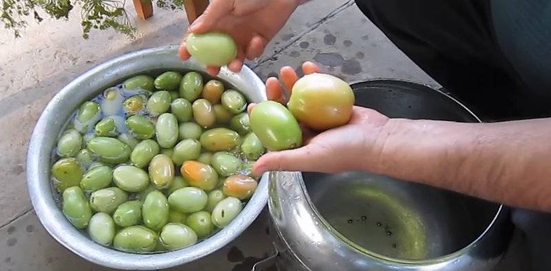 Квашеные зеленые помидоры в банках и в кастрюле – очень вкусные рецепты