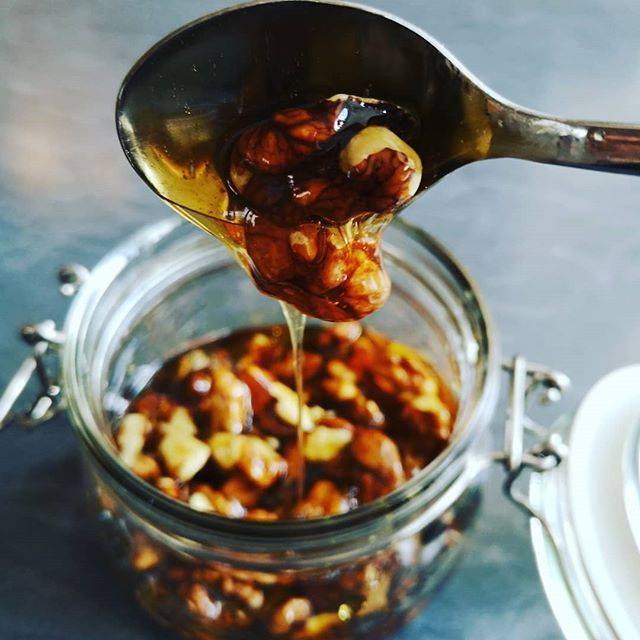 Кедровые орехи с медом — лечебный подарок матушки природы