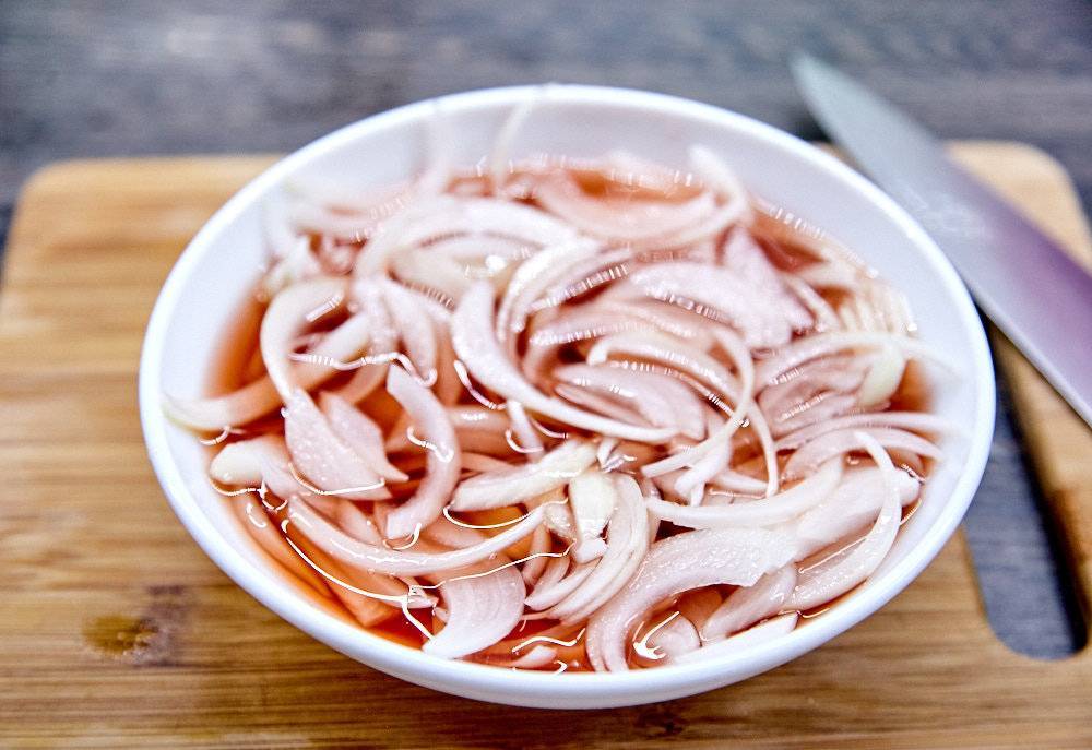 Лук маринованный в уксусе к шашлыку или салату — быстрый рецепт
