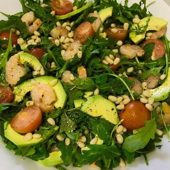 12 рецептов салатов из рукколы (с овощами, мясом, морепродуктами), и почему размер листьев имеет значение
