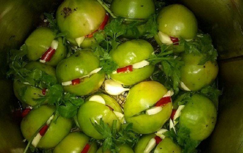 Как засолить зелёные помидоры в кастрюле или ведре