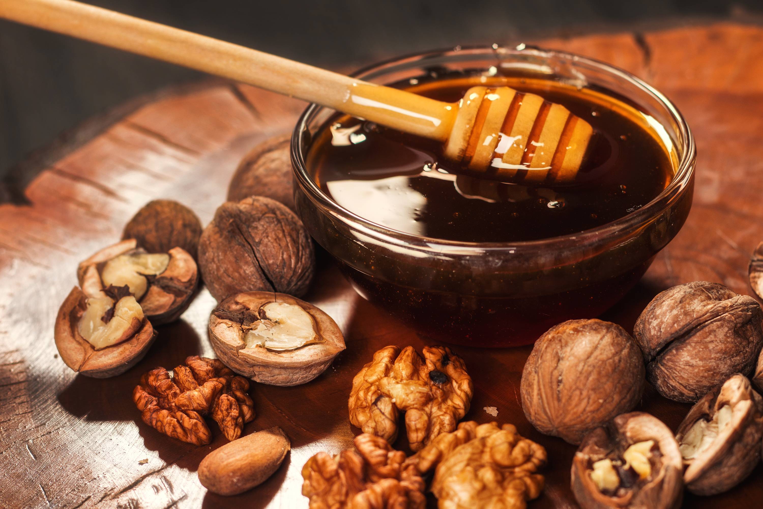Грецкий орех с медом: рецепт для потенции для мужчин, польза и вред состава
