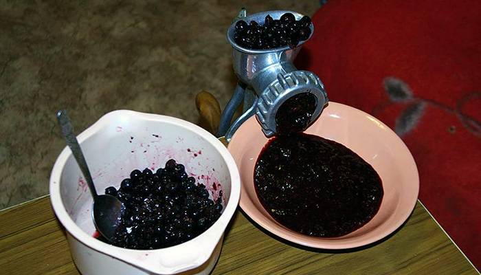Заготовки из черноплодной рябины на зиму: рецепты с фото