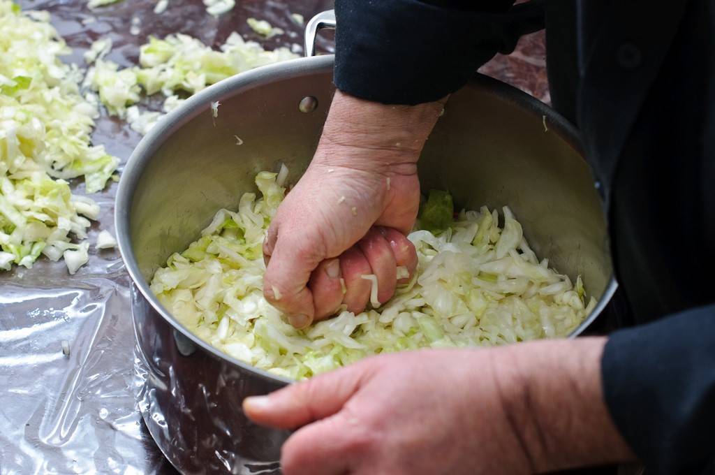 Как посолить капусту на зиму в ведре, чтобы была хрустящей: рецепты