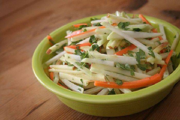 20 вкусных салатов с сельдереем, которые стоит приготовить