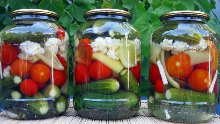 Маринованные огурцы и помидоры «ассорти» с овощами: простые рецепты на зиму