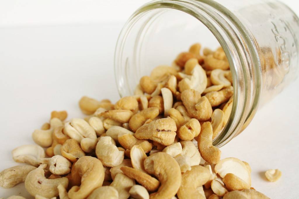 Кешью или миндаль: что полезнее и чем орехи отличаются, а также какие противопоказания к употреблению имеют?