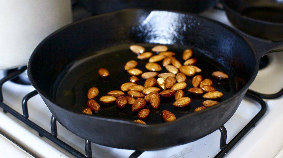 Как жарить грецкие орехи: на сковороде, в духовке, в микроволновке
