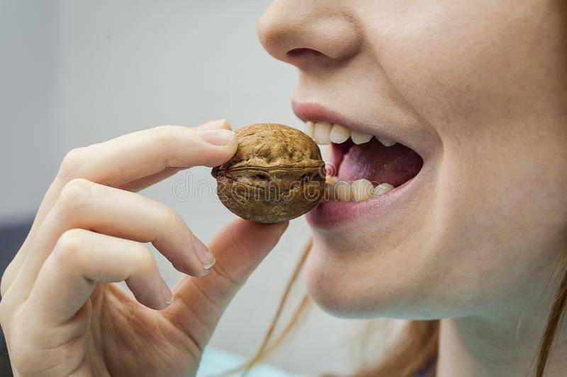 Поможет ли скорлупа грецкого ореха справиться с зубным камнем?