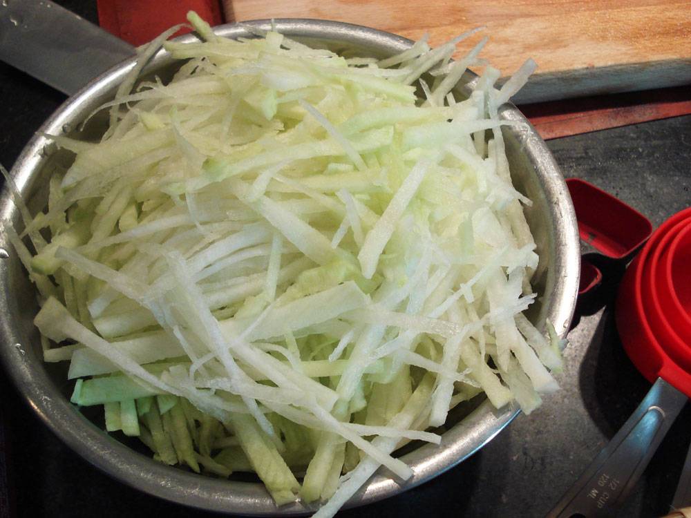 Салат из редьки - лучшие рецепты витаминной закуски на каждый день