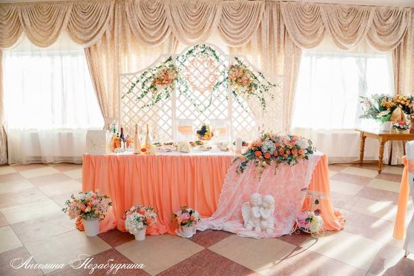 Персиковое свадебное платье: символика, фасоны, аксессуары