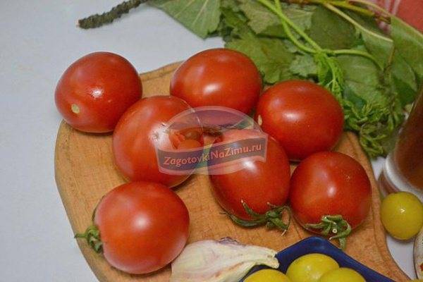 Алыча с помидорами и чесноком