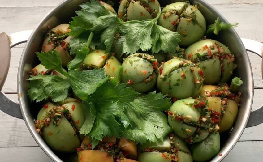 Зелёные помидоры квашеные быстрого приготовления в ведре и кастрюле