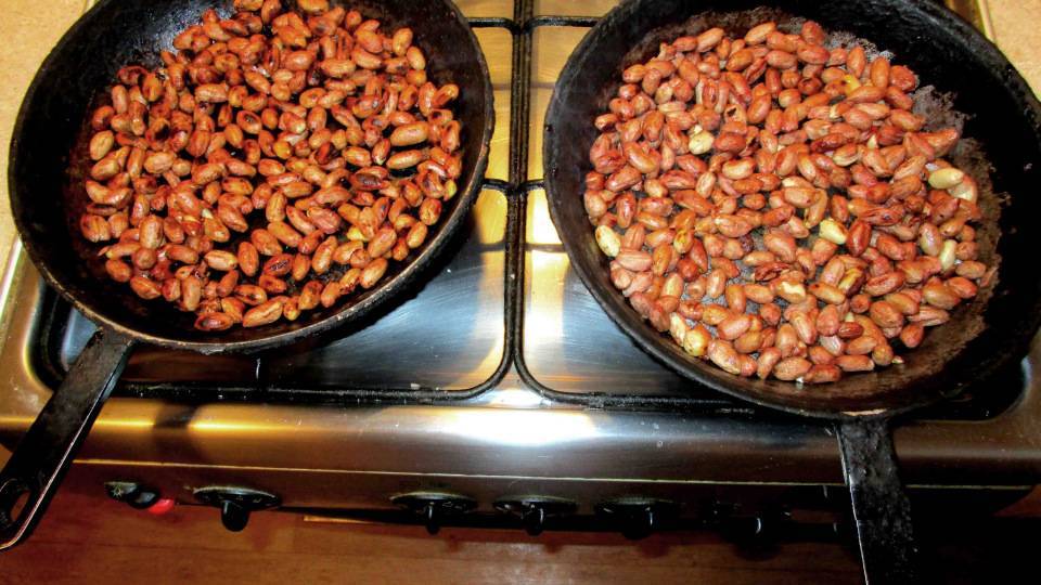 Сколько жарить арахис на сковородке. время жарки арахиса. на каком огне жарить арахис. как жарить арахис в микроволновке.