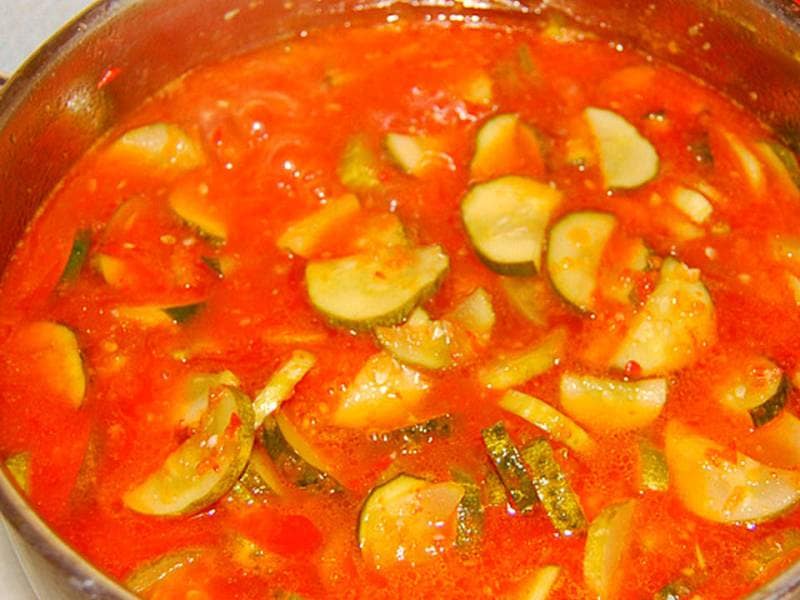 Консервированные огурцы в томатном соусе на зиму — обалденные рецепты