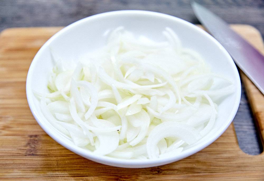 Как правильно замариновать лук для салата быстро и вкусно