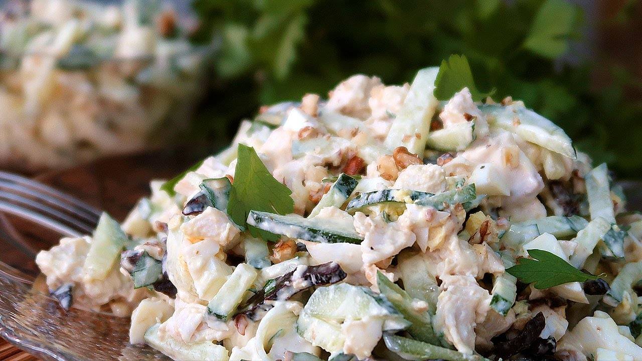 Салат с курицей и грецкими орехами –  простые ингредиенты, волшебный вкус: рецепт с фото и видео
