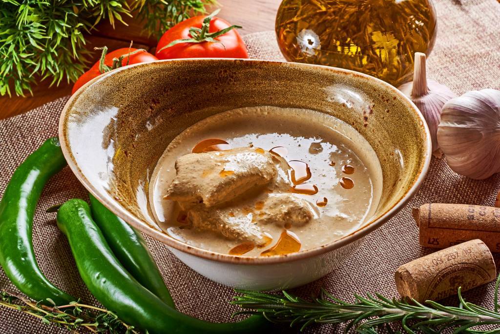 Как приготовить сациви из курицы с орехами по-грузински: классические рецепты, пошаговая инструкция
