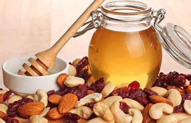 Какие заболевания можно лечить медом с орехами: полезные свойства натуральных продуктов