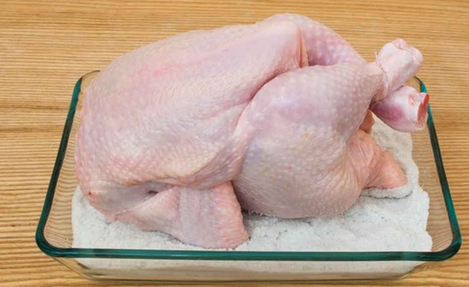 Соль на 1 кг курицы. Курочка запеченная на соли. Курица на солевой подушке в духовке. Курица целиком на противне.