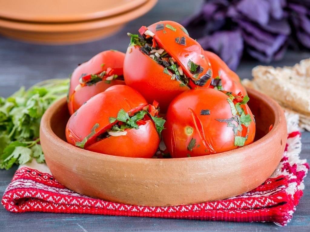Как засолить зеленые помидоры на зиму в банках: простые рецепты