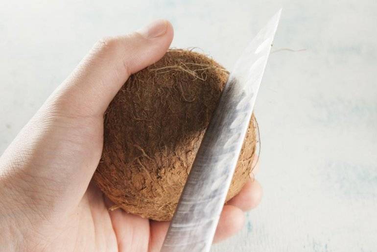 Как открыть кокос или его разбить в домашних условиях: правильные способы