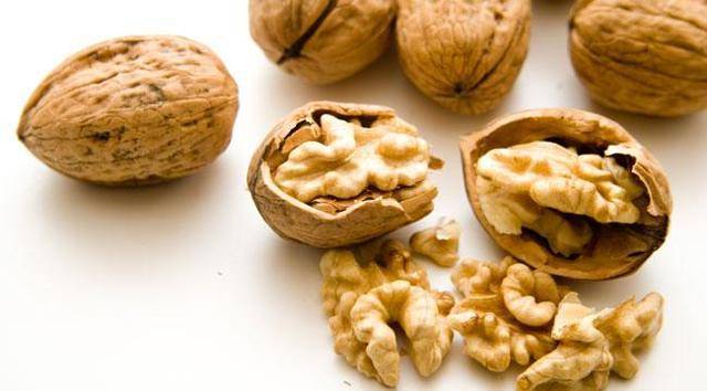 Состав, польза и вред грецкого ореха. как правильно употреблять продукт?