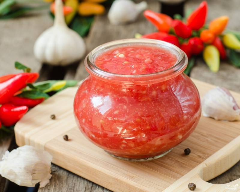 Топ 15 рецептов, как сделать на зиму домашнюю аджику из помидор и чеснока без варки
