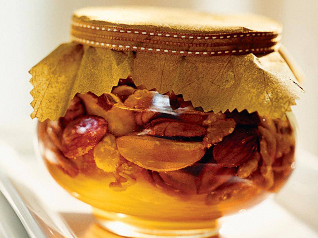 Грецкие орехи с медом: полезные рецепты и способы их применения