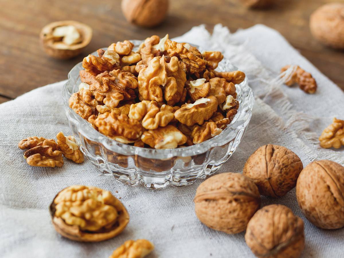 Чем полезны орехи и сметана для мужчин?