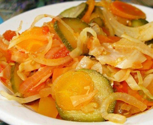 Охотничий салат на зиму — рецепт с капустой и огурцами
