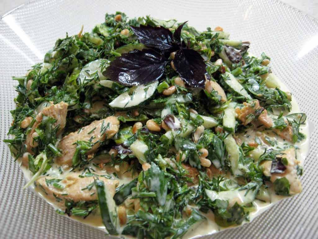 Салат с кедровыми орешками: как приготовить вкусное блюдо