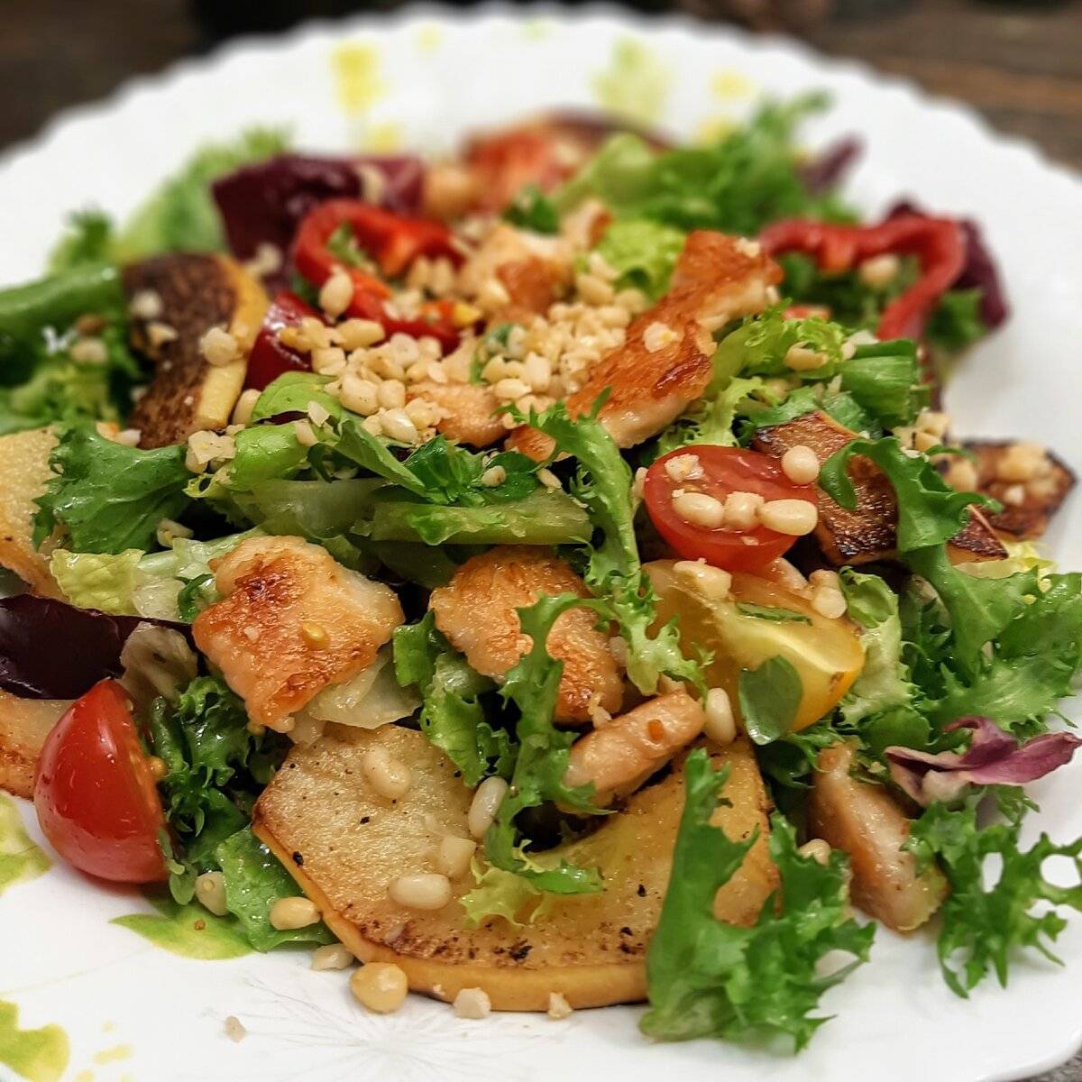 Теплый салат с кедровыми орешками – кулинарный рецепт