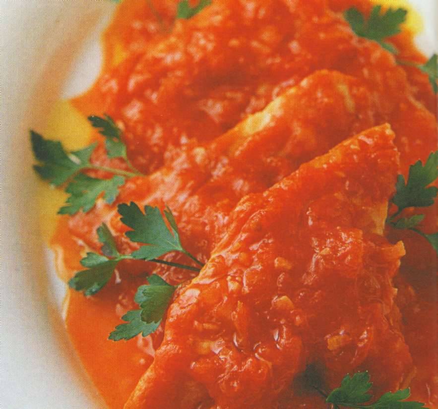 Рыба, тушеная в томатном соусе с морковью и луком