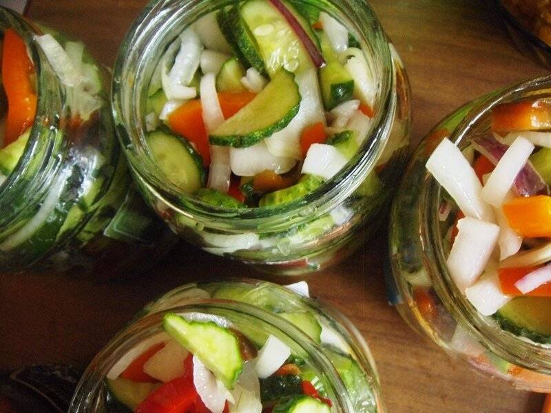 Из огурцов кружочками с луком – вкусный салат на зиму