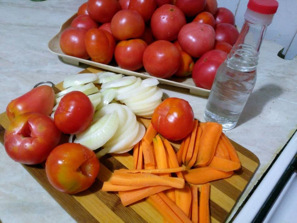 Соленые помидоры с морковью и зеленью