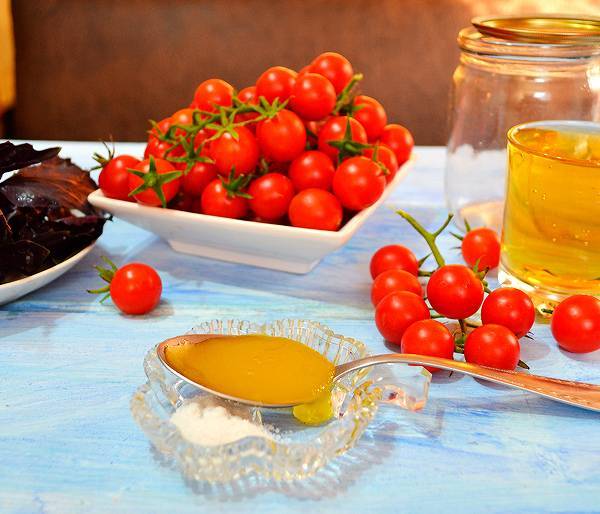 Помидоры в медовом маринаде очень вкусная закуска. помидоры с медом в литровых банках. какие ингредиенты можно использовать для засолки томатов с медом