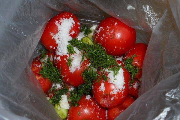 Пикантная заготовка: соленые помидоры на зиму в банках, несколько самых интересных рецептов